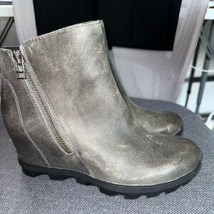 Sorel Joan of Arctic Wedge “Quarry” gray olive 8M NWOT